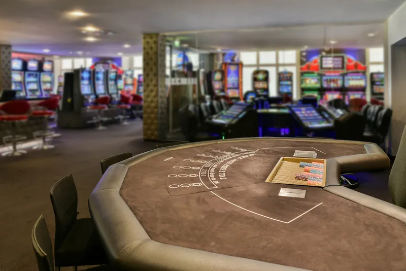 Pokertisch der Spielbank Cottbus mit Automaten im Hintergrund