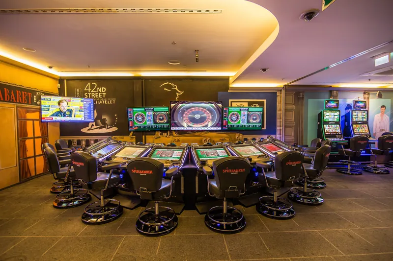 Automatenbereich der Spielbank Leipzig mit Spieltischen