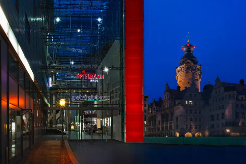 Spielbank Leipzig im Petersbogen bei Nacht