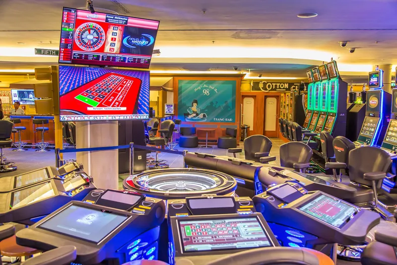 Roulettebereich der Spielbank Leipzig mit Automaten