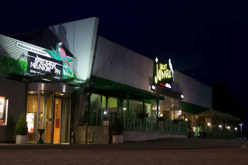 Eingang der Spielbank Neunkirchen bei Nacht