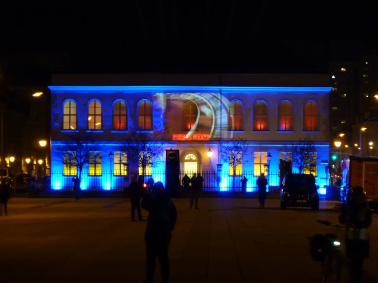 Fassade der Spielbank Potsdam bei Nacht