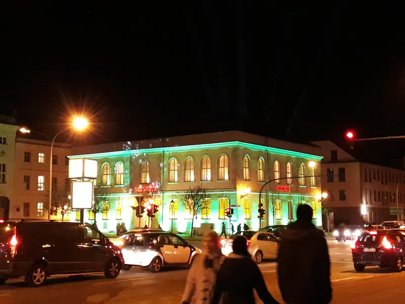 Außenansicht der Spielbank Potsdam mit Beleuchtung