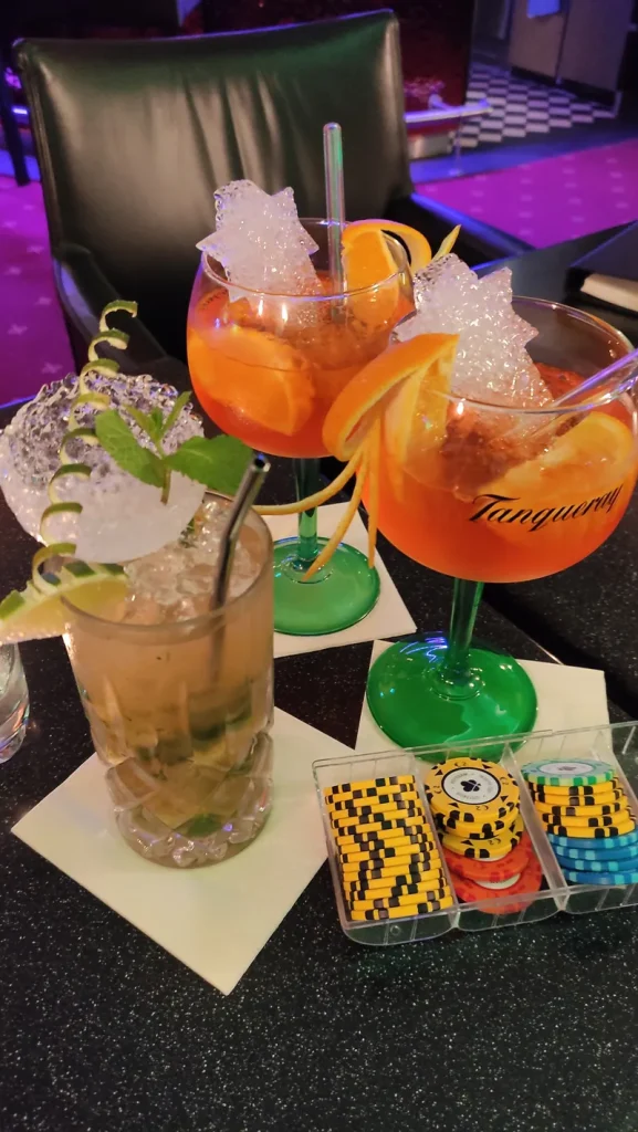 Drinks und Spielchips in der Spielbank Potsdam