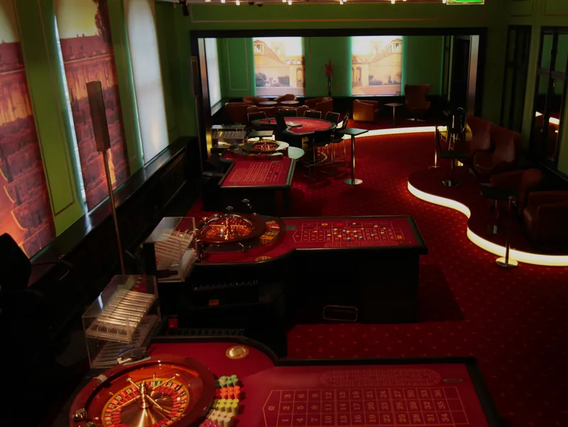 Roulette-Saal der Spielbank Potsdam mit roten Spieltischen