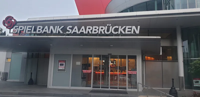 Eingang der Spielbank Saarbrücken am Abend