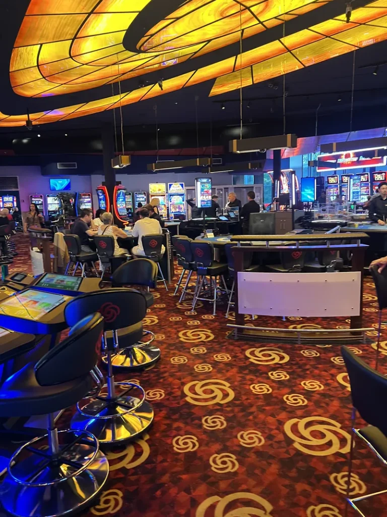 Spielsaal der Spielbank Saarbrücken mit Automaten