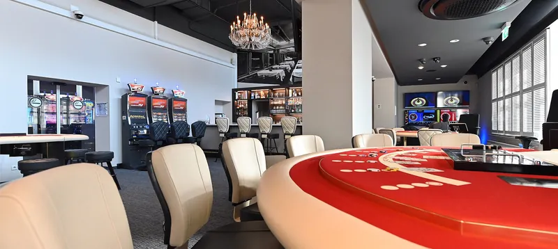 Roulette Tische vor historischer Kulisse in der Spielbank Bad Neuenahr