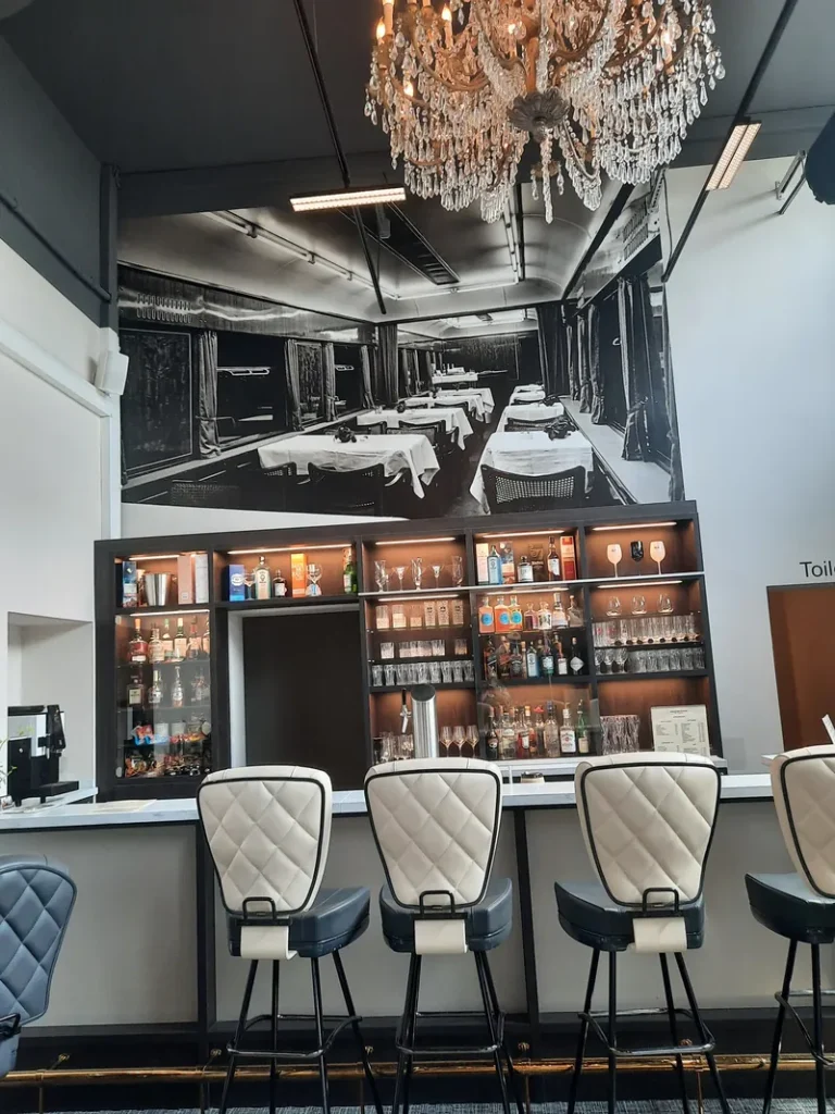 Innenansicht der Spielbank Bad Neuenahr mit Spieltischen und Bar