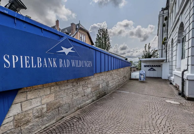 Aussenansicht der Spielbank Bad Wildungen mit grosser blauer Werbewand