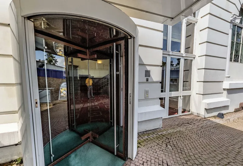 Glaeserne Drehtuer am Haupteingang der Spielbank Bad Wildungen