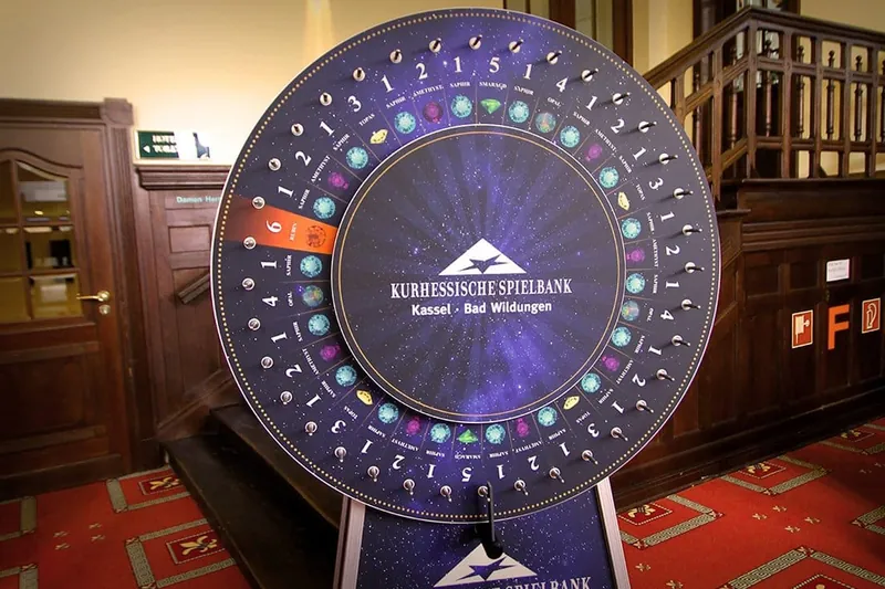 Das Gluecksrad der Spielbank Bad Wildungen in einem stilvollen Innenraum