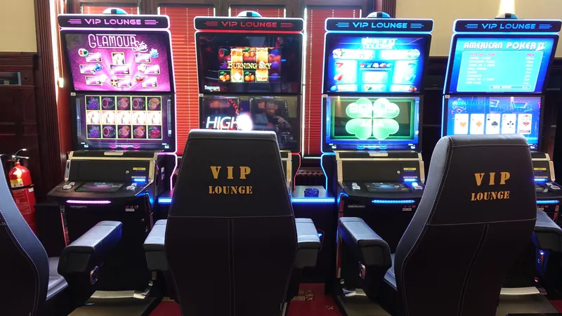 VIP Lounge der Spielbank Bad Wildungen mit Sessel Stickerei und modernen Automaten