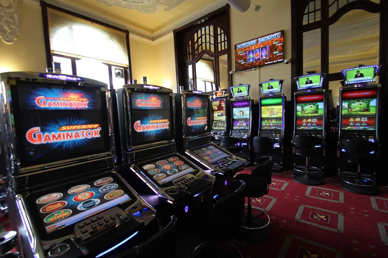Reihe von Super V Gaminator Spielautomaten in der Spielbank Bad Wildungen
