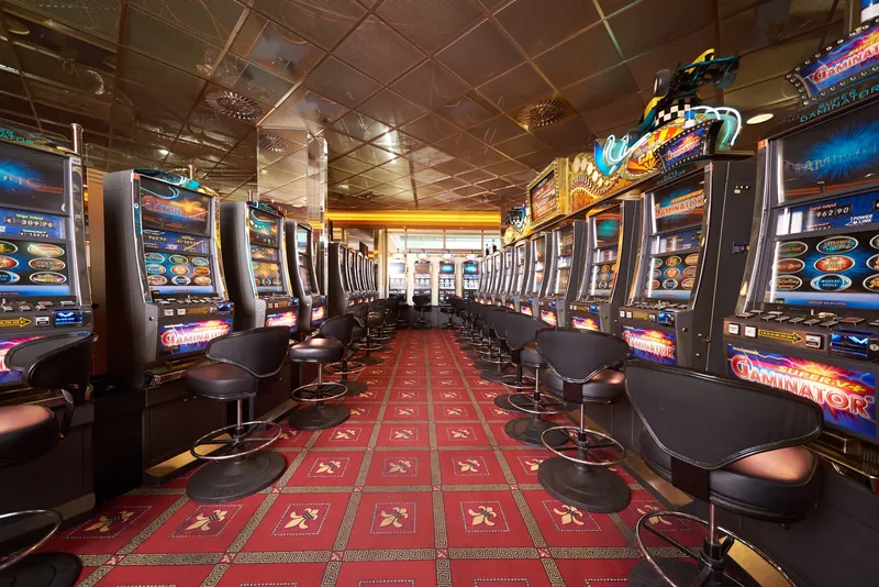 Der weitlaeufige Automatensaal der Spielbank Kassel Kurfuersten Galerie