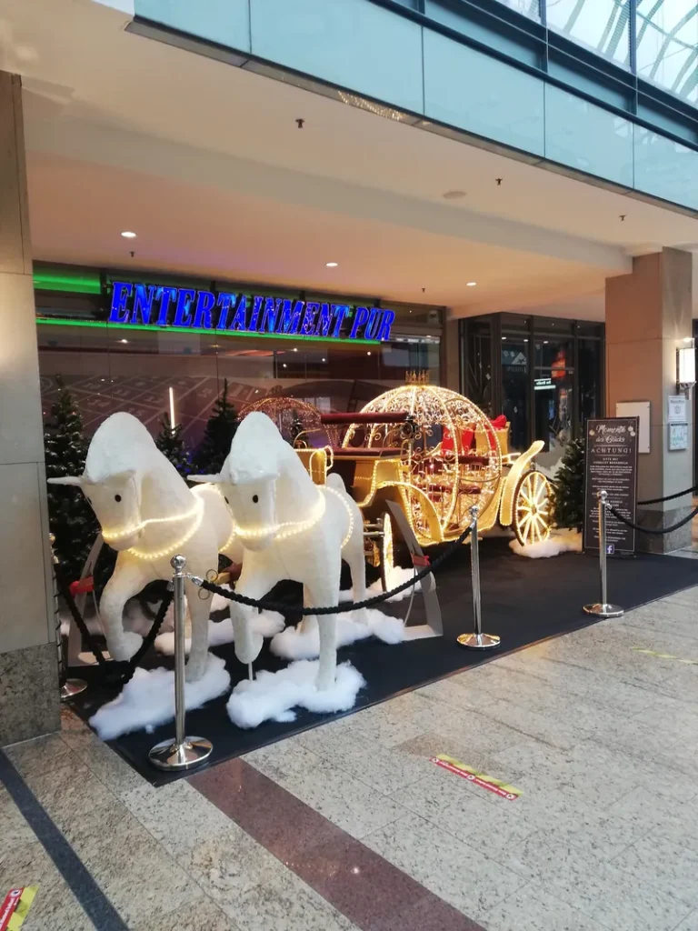 Dekorative Leuchtkutsche im Foyer der Spielbank Kassel Kurfuersten Galerie