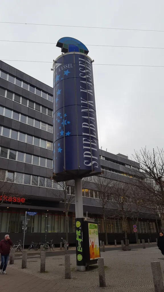 Aussenansicht mit Werbesaeule der Spielbank Kassel Kurfuersten Galerie