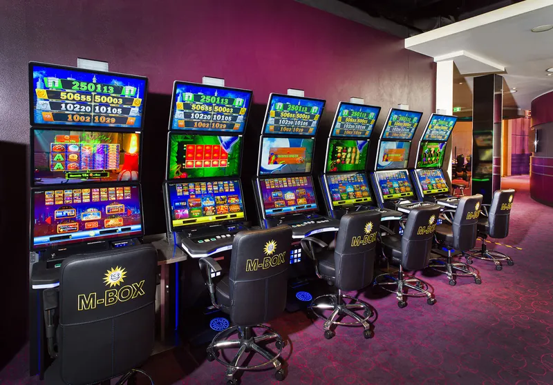 Reihe von M Box Spielautomaten im Innenbereich der Spielbank Mainz
