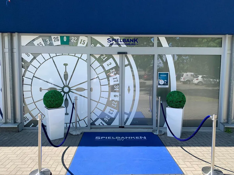 Haupteingang der Spielbank Neubrandenburg mit Roulette Motiv