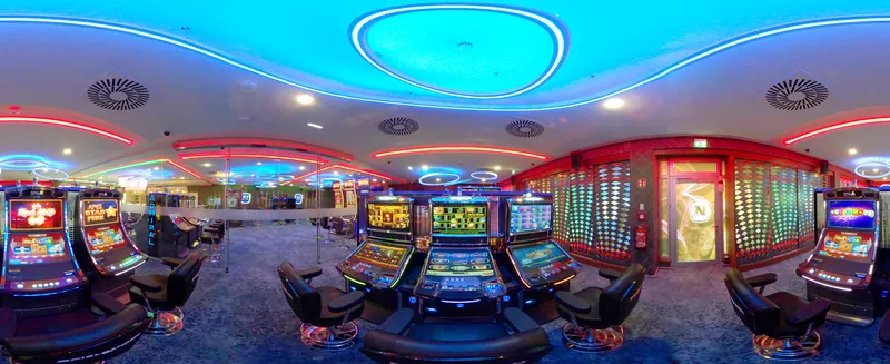 Spielsaal der Spielbank Neubrandenburg mit modernen Slot Maschinen