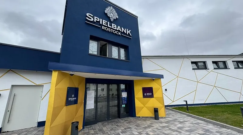 Moderne Aussenansicht des Eingangs der Spielbank Rostock