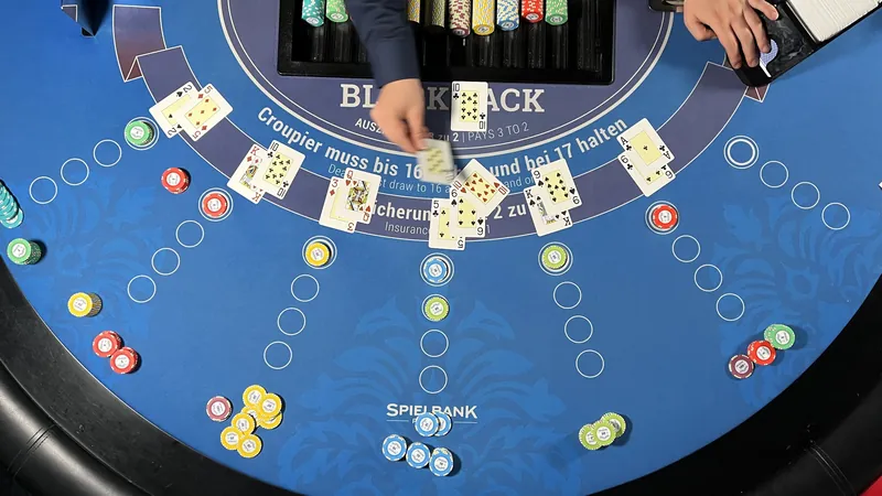 Blackjack Tisch mit Spielkarten und Chips in der Spielbank Rostock