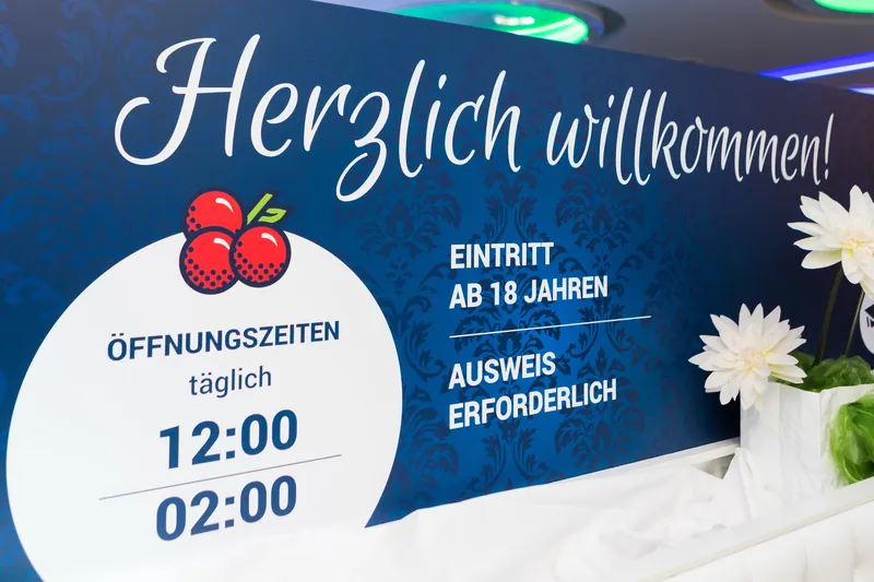 Hinweisschild mit Oeffnungszeiten der Spielbank Stralsund