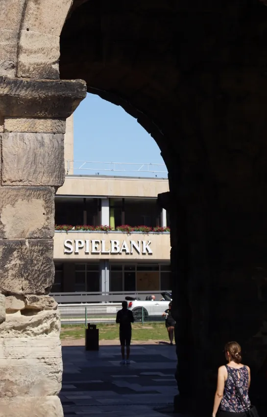 Aussenansicht der Spielbank Trier am Tag
