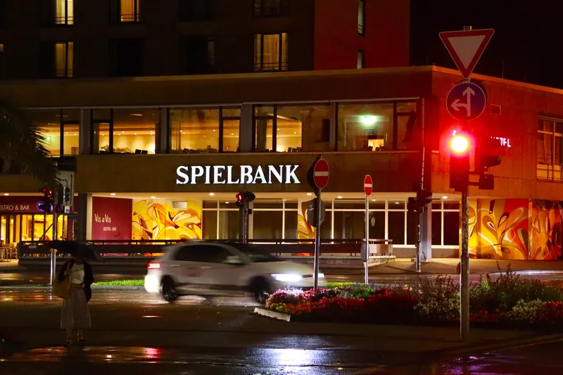 Blick auf das Gebaeude der Spielbank Trier durch die Porta Nigra