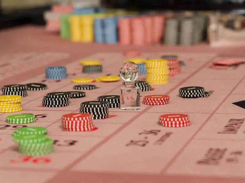 Roulette Tisch mit Jetons und Gewinnmarker in der Spielbank Trier