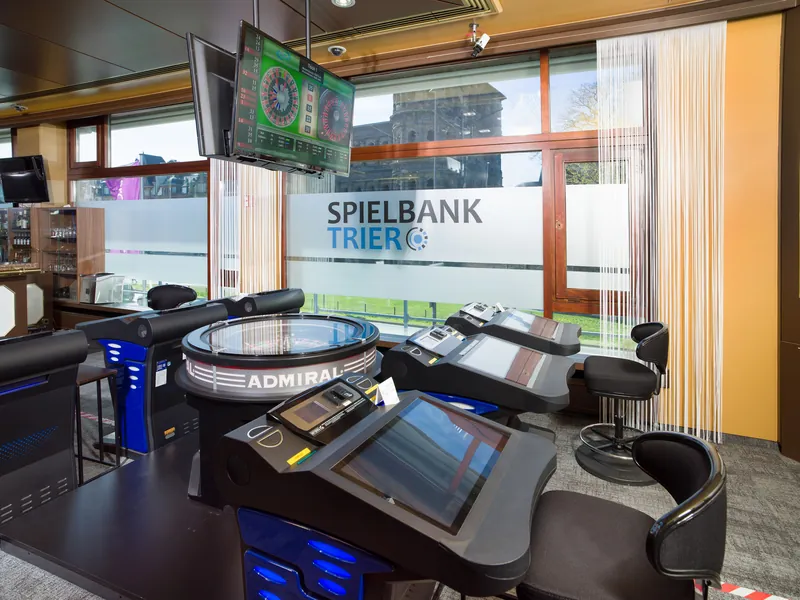 Spielbereich mit elektronischen Roulette Stationen in der Spielbank Trier