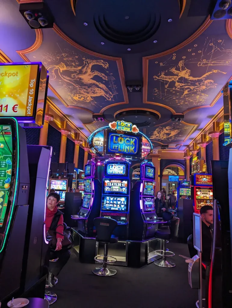 Moderner Automatensaal im Casino Wiesbaden mit leuchtenden Slot Maschinen