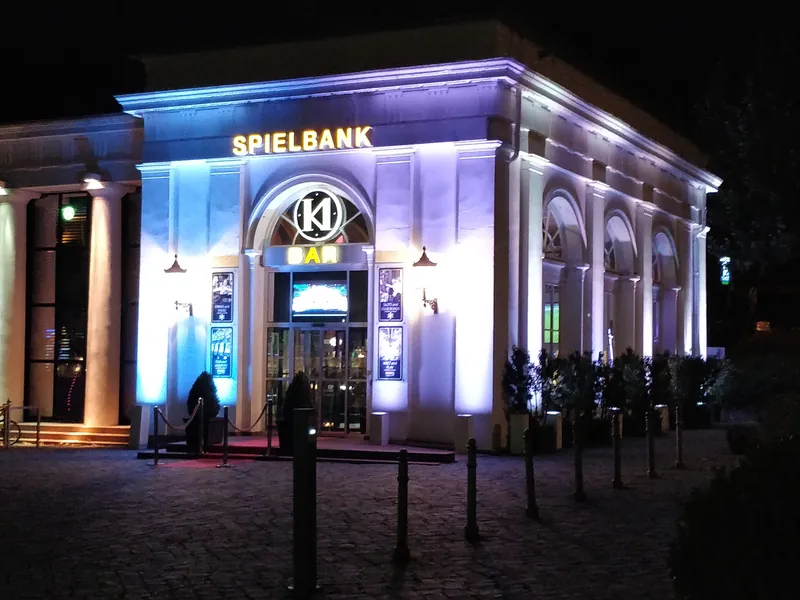 Eingang zur Spielbank Wiesbaden bei Nacht