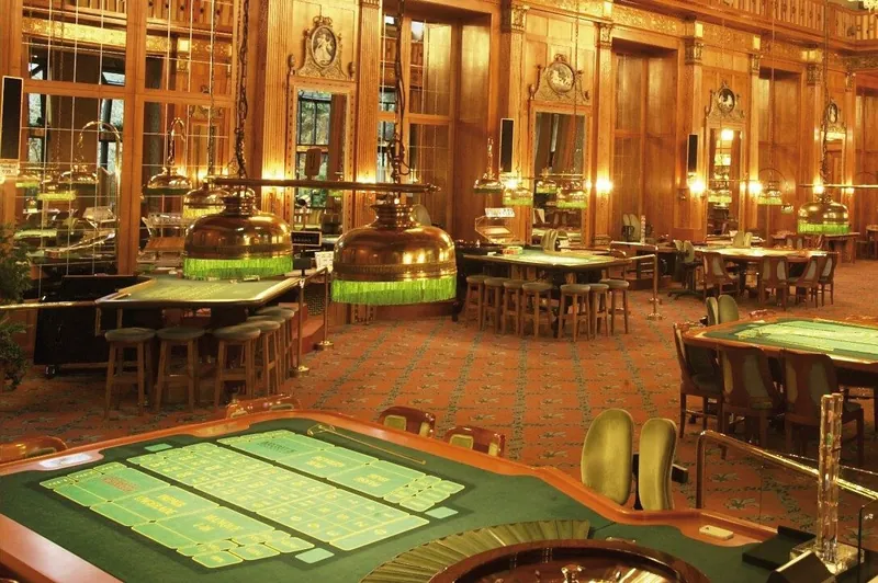 Klassischer Spielsaal im Casino Wiesbaden mit Roulette Tischen